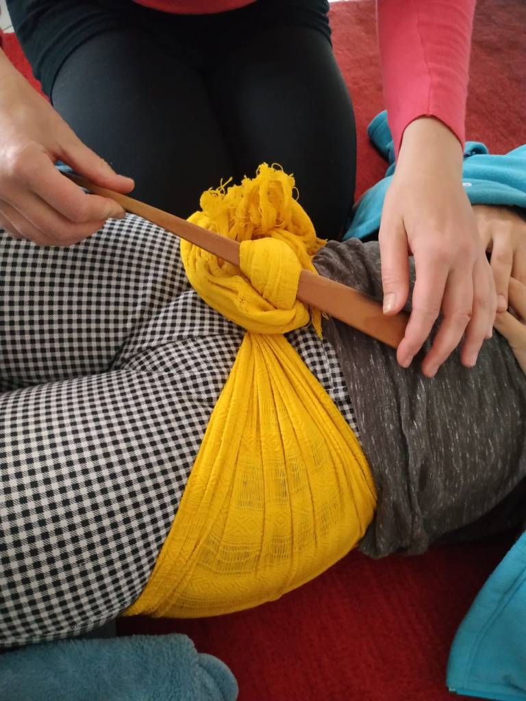 Je réalise le serrage du bassin avec le rebozo sur demande