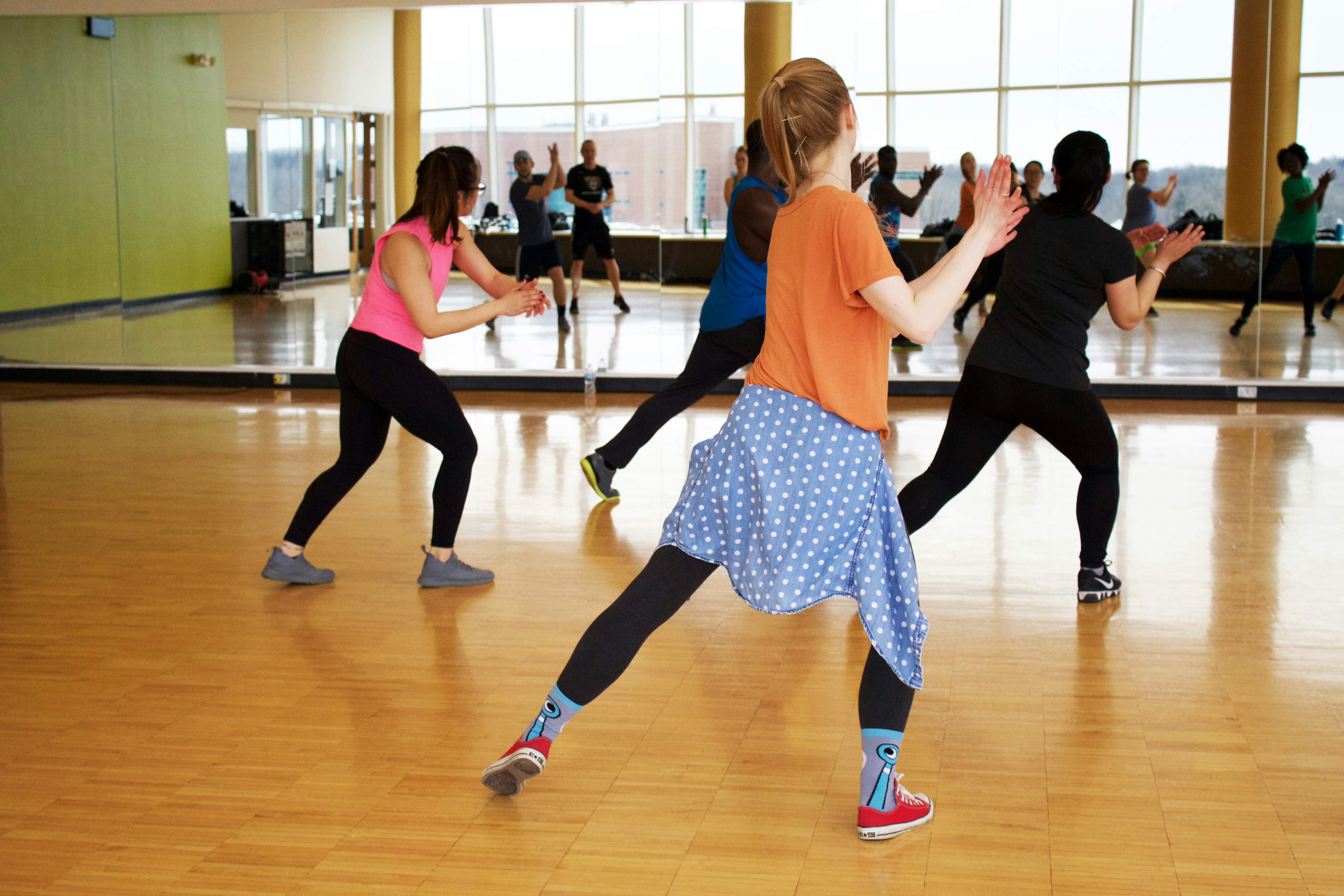 femme de dos qui danse dans un cours collectif
